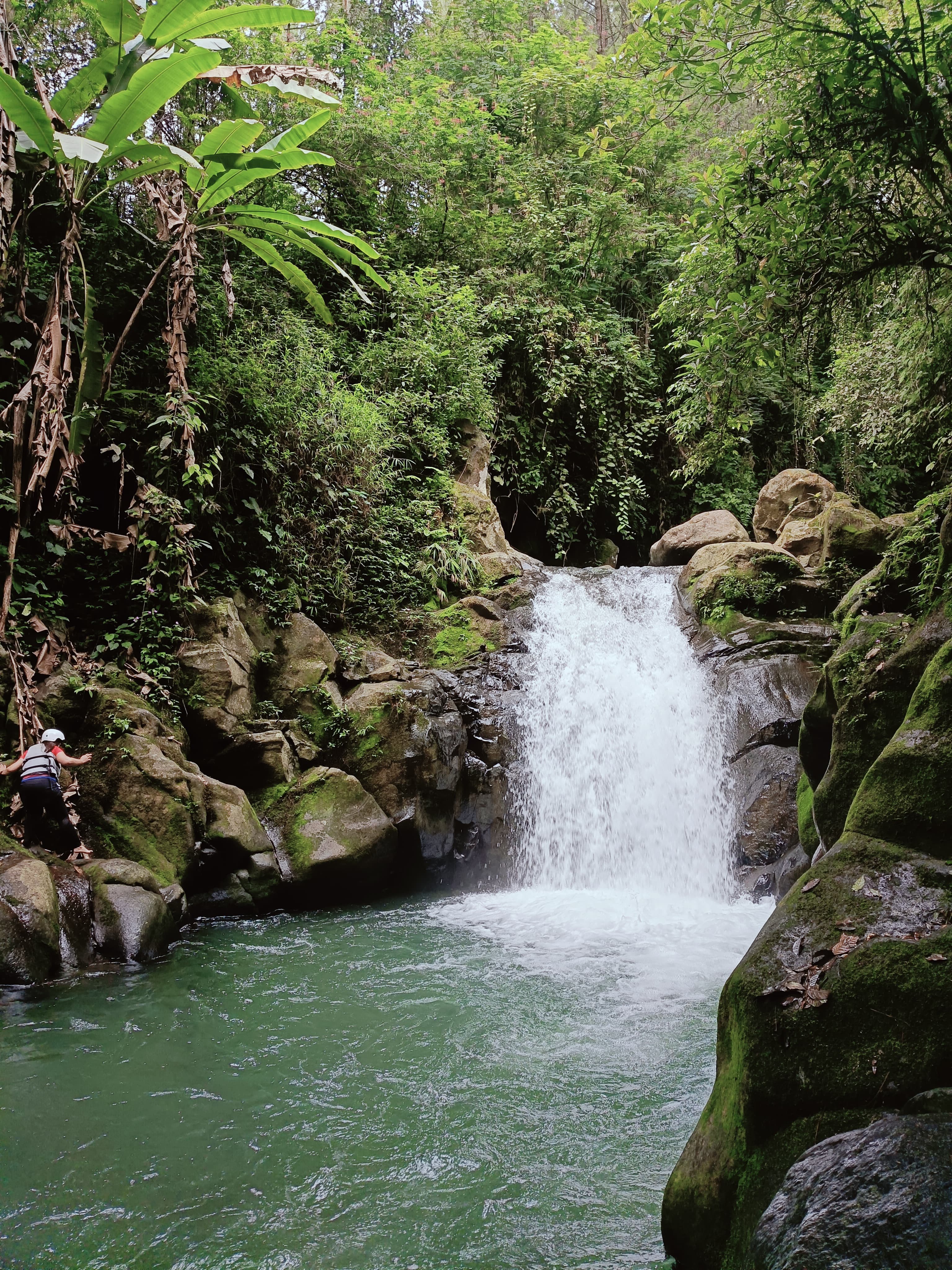 Salah satu spot Trekking Curug Priuk untuk pemula yang menantang adrenalin